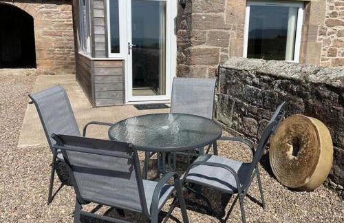Cottage - Sleeps 4 - Pets Ok - Parking - Garden - Photo 2