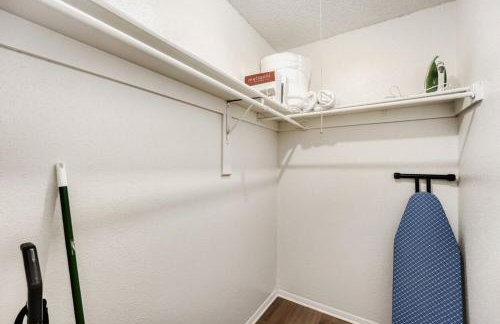 Polished King Getaway - Sleeps 4 - Pool, Prkg - Foto 10