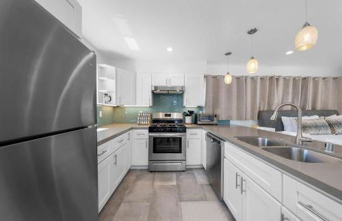 Modern Urban Escape Rooftop & Walkable Fun - Foto 15