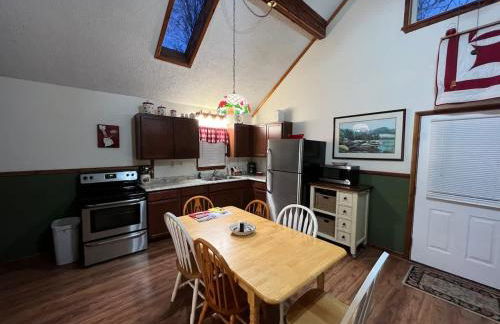 Deluxe Cabin #11 with Hot Tub on Patoka Lake in Southern Indiana - Foto 11