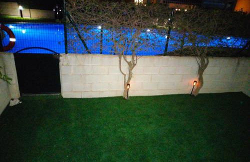 Bajo con jardín a pie de playa y piscina comunitaria con jacuzzi - Foto 34