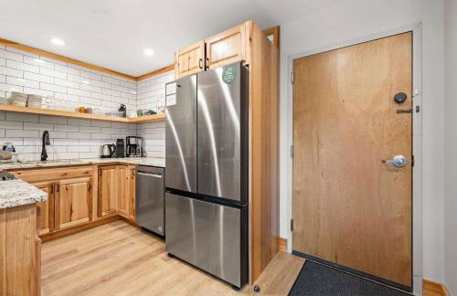 Renovated Ski In Out Condo King Bed Patio Grill - Foto 7