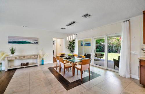 Across from Beach - Renovated Coastal Home, Gourmet Kitchen & Jetted Tub - by Maven Vacation Rentals - Foto 12