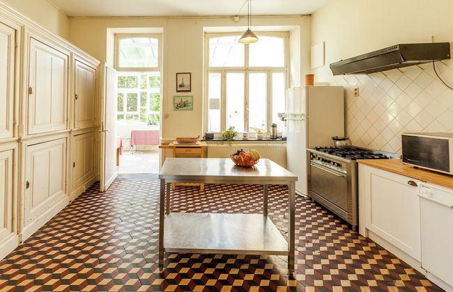 Spacious Holiday Home With Garden - Photo 10