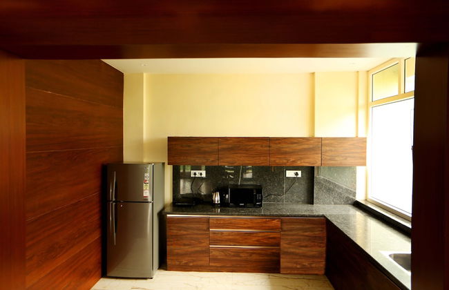 Royal Oakwood Villa by Shiloh Stay - Photo 15