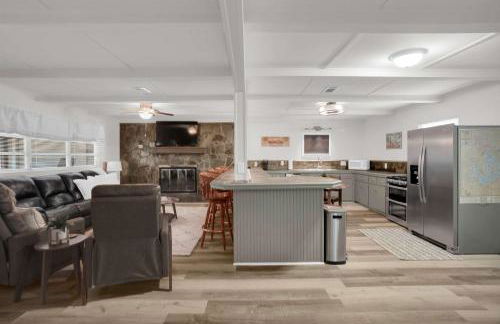 Lakefront Cabin with Private Dock - Foto 8