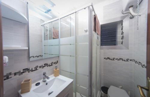 Comodo y luminoso en Cornella -Barcelona- - Foto 9