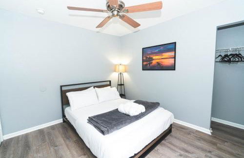 Golfers Paradise 4-hole PUTT-PUTT, Mega Chess with huge backyard, hammock - Photo 7