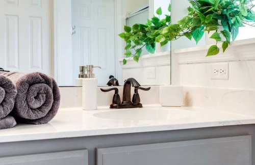 Stylish New 3BR 2.5BA Fire Pit Fence yard - Foto 19