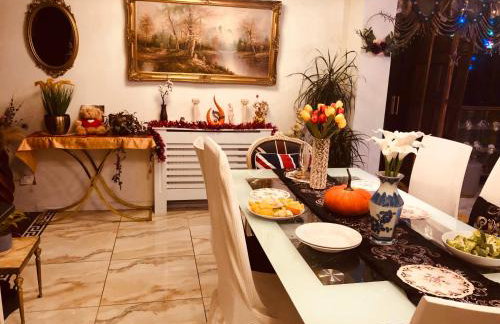 Cheerful 4 bedroom house with garden free parking - Photo 6