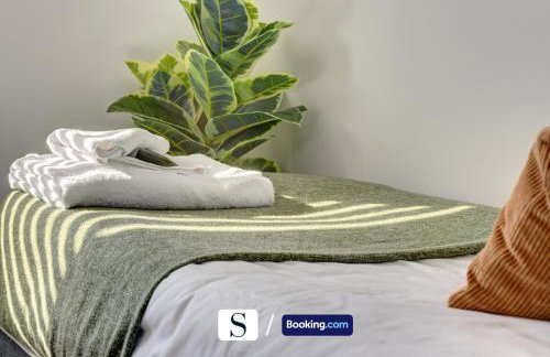 LastMinOffer 10pc Off I A Lovely Executive Home for Families or Contractors I A Lovely Garden and Parking Space I Wifi I Early check-in or Long Term Rates Available I SILVA Short Term Lets 4 out of 5 from over 650 stays - Photo 11