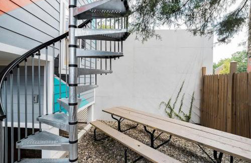 Mid-Century Marvel Steps from Restaurants Bars and Markets 3BR & 2BA - Foto 41