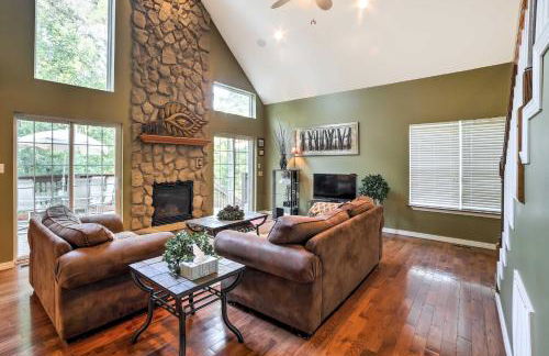 Hot Tub and Wooded Views Lakefront Blue Eye Cottage - Foto 1