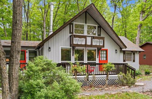 The Gingerbread House - 4 BR chalet, Sunroom, Deck, sleeps 10, modern amenities - Foto 1