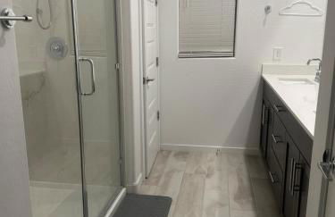 Modern Desert Home-Great for families & groups, near golf, hiking, and city fun, Private in-law suite with own entrance also available separately - Foto 33