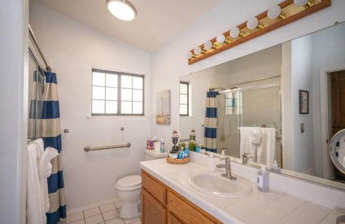 Spacious 3BR Home with Hot Tub & Private Yard - Foto 22