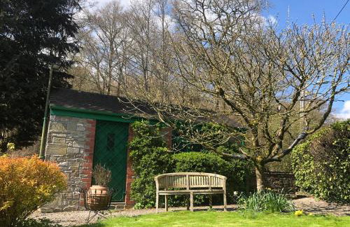 Historic Pike House with Beautiful Garden - Photo 22