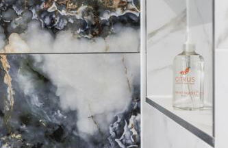 The Abbey Apartment - 1BR Apt with Dedicated Workspace, Fast Wifi & Stylish Kitchen Island & Free Secure Underground Parking - Foto 69