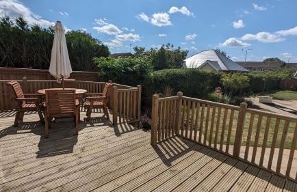 Cheltenham large house with gym, bar & hot tub - Photo 4