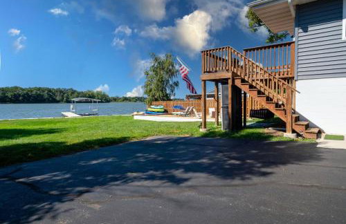 3Bed 2Bath Luxury Lake House on Myers Bay Private Pier Beach Firepit and Deck - Foto 10