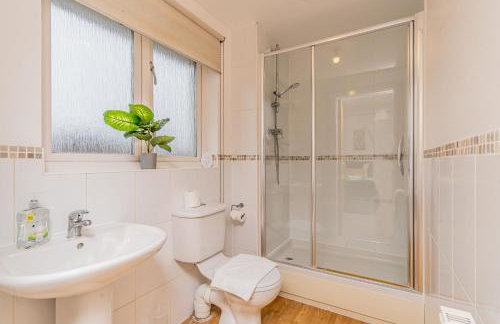 Spacious 5BR House 3 Bathrooms ideal for CONTRACTORS free PARKING - Photo 16