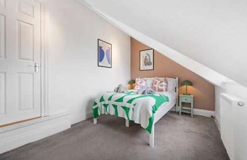 LONG TERM STAY SPECIAL OFFER AVAILABLE! 5-Bedroom Spacious, Stunning Design, Sociable Areas & Cosy House Near South Downs Park, Sleeps 11 with GAMES Room, PRIVATE PARKING and GARDEN - by Blue Puffin Stays - Foto 47