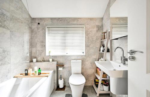 Premium 3 Bed Residence w Garden and Parking - Foto 16