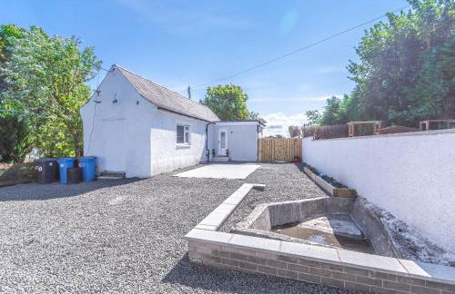 1 Bed Cottage-Sleeps 2-Parking-Pets-Hot Tub - Photo 2