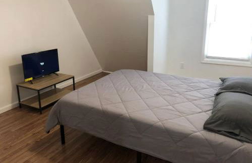 Private apartment with 3 bedrooms and 1 bathroom near Newark International Airport EWR and New York City, MetLife Stadium FIFA World Cup 20 minutes away - Photo 4