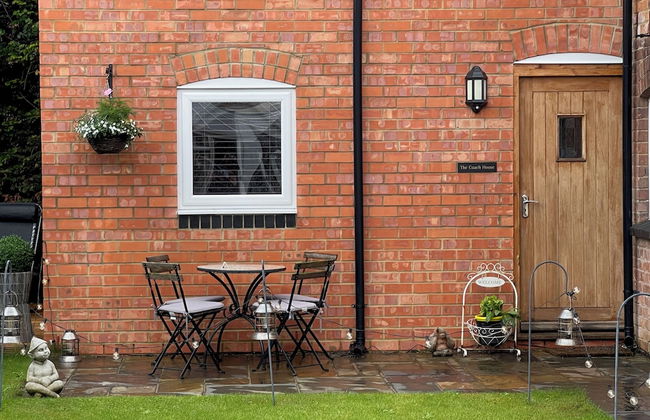 Beautiful Coach House - Photo 24