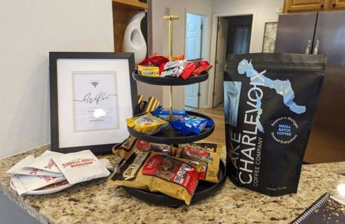 Delight: Bold & Bougie! Sleeps 12! Downtown Boyne - Foto 27