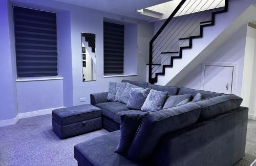 Modern 3-Bedroom Home with Cozy Cinema-Style Living Space - Foto 13