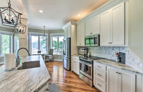 Walk to Lake Middlefield Home with Fire Pit - Foto 9