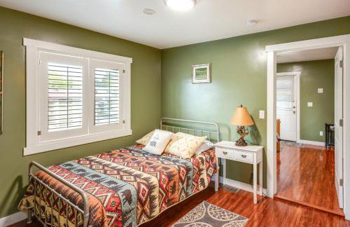 Deck with Hot Tub Ashton Cozy Cub Cabin - Foto 19