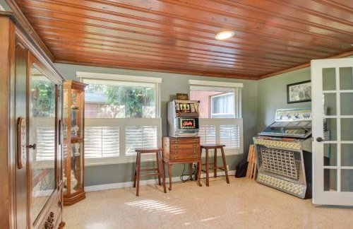 Riverfront Getaway with Hot Tub and Game Room! - Foto 5