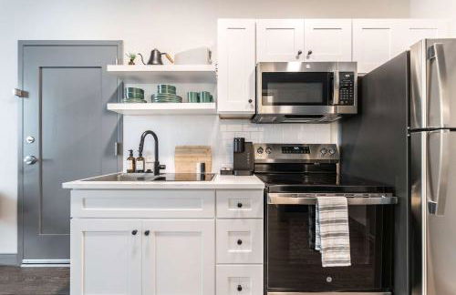 Bold and Bright Stay with Cher & Etta James Flair - Foto 3