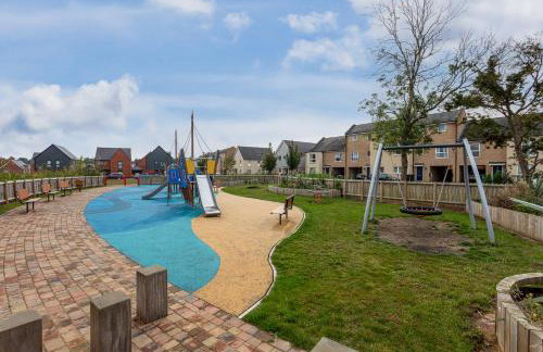 Detached 4 Bedroom 2 Bathroom House - Driveway Parking, Fast WiFi and Smart TV by Yoko Property - Foto 35