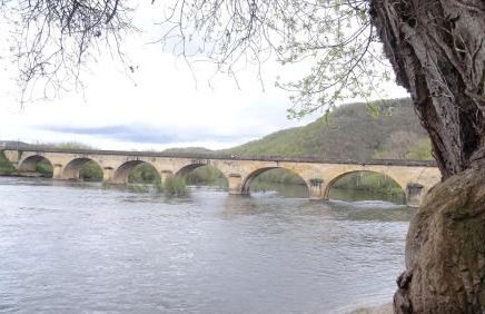 CHAMBRE du SABOTIER - Studio troglodytique - A 100 m Baignade en rivière - Location de Canoë - Circuits cyclo - Aire de pique-nique - 3 restaurants - Foto 38
