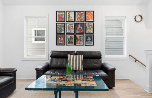 Modern House by Downtown with Garage and Fenced-in Yard - Foto 24