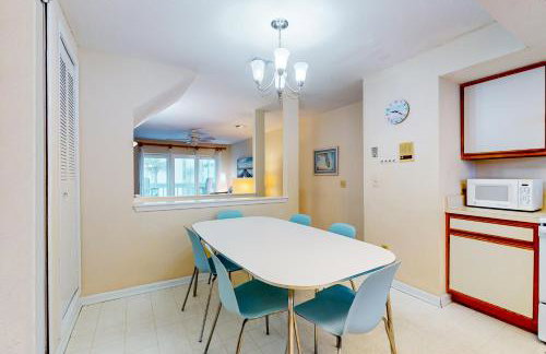 Ocean-view townhome with balcony & W/D - walk to beach - dog-friendly - Foto 8