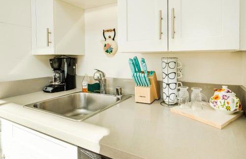 Modern 3 Bedroom 3 Level Loft in Hollywood Sleeps 10 Free Gated Parking Full Kitchen - Photo 19