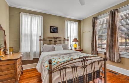 101 yr comfy Historic Home quiet private parking - Foto 16