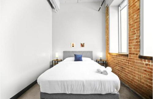 Beautiful Downtown Apartment with Parking, Laundry, & Pool - Photo 3