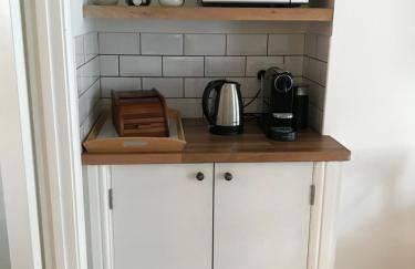 Stunning pied-a-terre moments from the water. - Photo 7