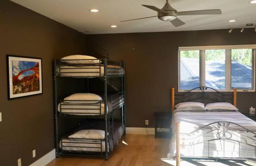 25-Bed, Amenity-Rich Estate in a Private Forest - Foto 14