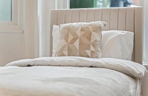 Charming 2-Bed Flat with Garden in London - Foto 13