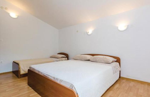 Two-Bedroom Apartment In Hodilje - Photo 13