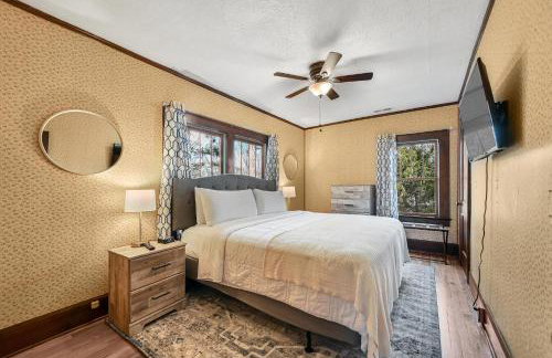 Unique Cabin With Hot Tub Close to Town - Foto 29