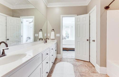 Summerville Historic Bungalow with Hot Tub - Foto 14