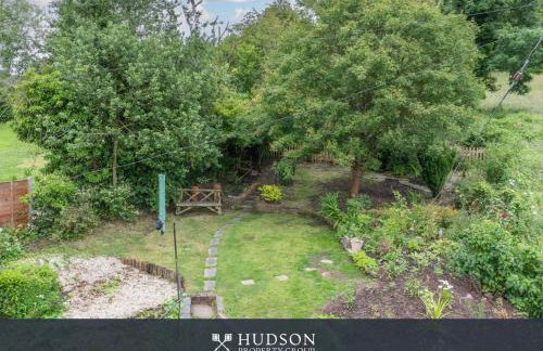 Modern Snitton Cottage & Gardens - Photo 23